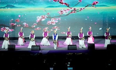 多國藝術團隊共譜青春樂章，舞臺藝術造型點亮新都之夜——記“成都國際友城青年音樂會”